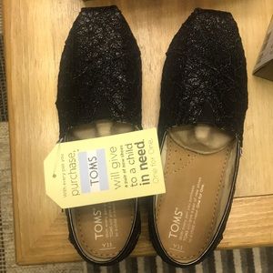 NWT NIB youth size 3.5 (women’s 5.5) Toms